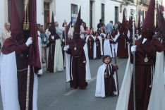 Hermanos penitentes, durante el paso por Calle Armiñán. // CharryTV