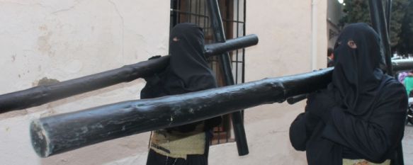 Tradición y recogimiento en la tarde del Jueves Santo rondeño , Cientos de personas acompañan en su estación penitencial a la Hermandad de Paz y Caridad y de la Vera+Cruz, 17 Apr 2014 - 20:24