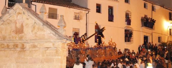 Nuestro Padre Jesús Nazareno, subiendo la cuesta de Santa Cecilia.  // Rubén León