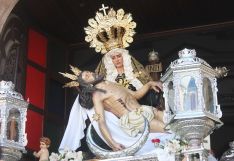 Nuestra Señora de las Angustias sostiene en sus brazos al Cristo de la Buena Muerte. // CharryTV