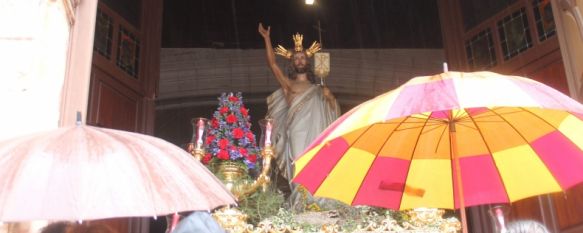 Cristo Resucitado y Loreto no pudieron salir del Espíritu Santo por la lluvia, La Hermandad presentaba como importante novedad que la Virgen iba a ser portada por costaleras, 20 Apr 2014 - 11:28