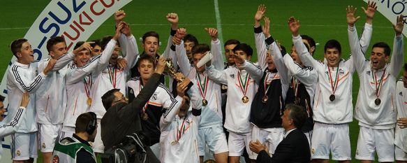 Harillo, celebrando junto a sus compañeros la consecución del torneo. // Puskas Academy