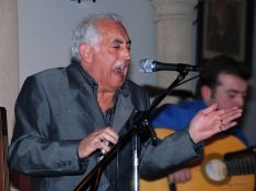 El cantaor lucentino afincado en Ronda Curro Lucena, acompañado de su actual guitarrista, Ángel Mata. // Curro Lucena