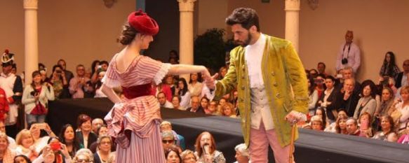 Ronda vuelve a vestirse de época en la II Pasarela Romántica, Unos sesenta modelos exhibieron los trajes de seis firmas de diseñadoras de la Serranía , 28 Apr 2014 - 20:02