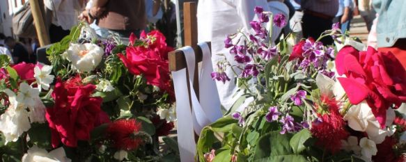 Las Cruces de Mayo volvieron a llenar de alegría y colorido la plaza de Los Descalzos, Más de un centenar de niños y jóvenes participaron en la XXVII edición del evento, que organiza la Hermandad de Las Angustias, 05 May 2014 - 17:28