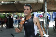 Antonio Guerrero se estrenaba en duatlón y fue el primero en cruzar la línea de meta. // CharryTV