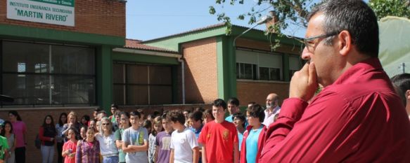 Profesores y alumnos, concentrados en el I.E.S. Martín Rivero. // CharryTV