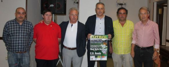 Gordillo y Anzarda, junto a representantes de la organización, del C.D. Ronda y la Peña Bética de Arriate. // CharryTV