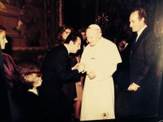 Juan Bagration asistió de niño a la visita a España del Papa Juan Pablo II, junto al Rey Juan Carlos. // CharryTV