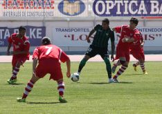 Braian Rodríguez, en la pugna con un balón con Adrián Romero. // CharryTV