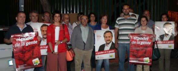 Militantes y simpatizantes de IU, durante el acto de pegada de carteles. // CharryTV