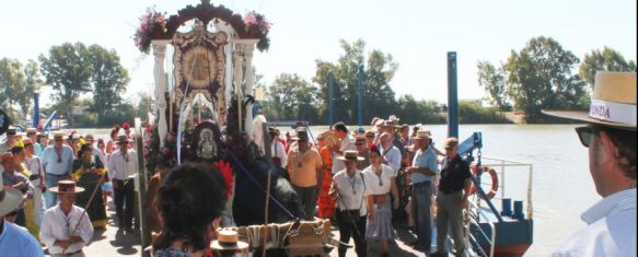 En torno a las 10.30 horas la hermandad rondeña atravesaba el Guadalquivir en barcaza. // CharryTV