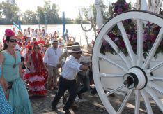 La llegada a Coria del Río es uno de los momentos más esperados por los peregrinos. // CharryTV