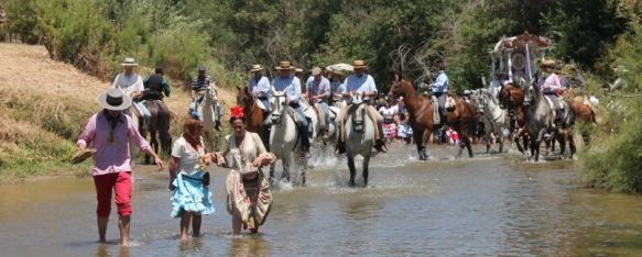 Bautizos en el Vado del Quema y emociones en Villamanrique , La Hermandad de Nuestra Señora del Rocío de Ronda llegará hoy hasta Palacio , 05 Jun 2014 - 12:24