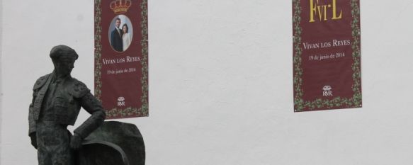 Engalanan la Real Maestranza de Caballería de Ronda con carteles en honor a la Corona, La institución ha repartido alrededor de 2.000 pósters entre empresas y particulares de la Serranía, 19 Jun 2014 - 16:33