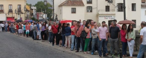 Cientos de personas esperaban desde primera hora a las puertas del Convento de Santo Domingo. // CharryTV
