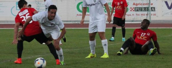 El mediocentro Urdín debutó ayer con el conjunto blanco.  // CharryTV