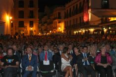 Los rondeños llenaron la plaza del Teniente Arce. // CharryTV