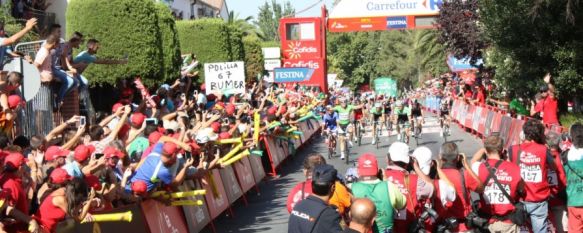 Miles de personas se acercaron a la avenida de Málaga para disfrutar del evento deportivo. // CharryTV