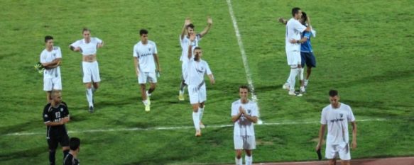 Los rondeños, celebrando la victoria ante los alrededor de 500 aficionados que presenciaron el partido. // Antonio Valiente