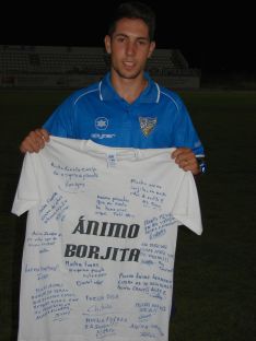 Bonito detalle de los jugadores rondeños con Borja, que ha recaído esta semana de su lesión de rodilla. // Miguel Ángel Mamely