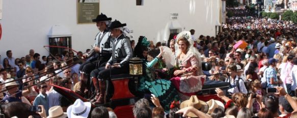 Miles de personas se dieron cita en los aledaños de la plaza de toros para ver la entrada de los espadas y las goyescas. // CharryTV