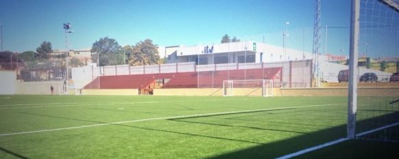 El Ayuntamiento presenta la reforma en las instalaciones del complejo deportivo El Fuerte, La actuación ha consistido en el cambio del césped artificial, la creación de un graderío y la renovación de los vestuarios, 12 Sep 2014 - 17:57