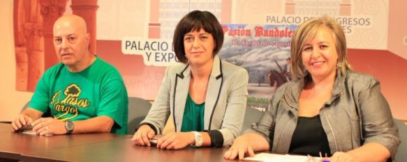 La delegada de Turismo junto a la alcaldesa de El Burgo, María Dolores Narváez, y el presidente de la Asociación Pasos Largos, Fernando Ruiz. // CharryTV