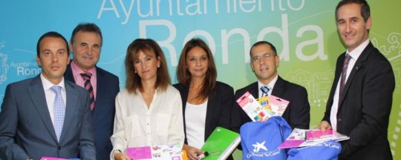 La Caixa y Diputación entregan 150 lotes de material escolar para niños rondeños, El Ayuntamiento destinará 5.000 euros para ampliar las ayudas a alumnos de Infantil con dificultades económicas, 18 Sep 2014 - 18:32