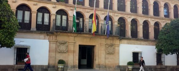 Las banderas oficiales ondean a media asta desde primera hora de esta mañana. // CharryTV