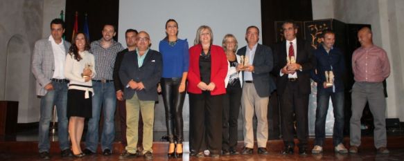 Los premiados han posado juntos a los representantes municipales al final del acto. // CharryTV