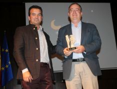 Manuel Garrido recogía el premio de su tío Antonio Garrido. // CharryTV