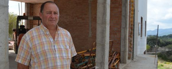 Gabriel Jiménez, alcalde de Alpandeire, junto a las obras del nuevo centro sanitario. // CharryTV Gabriel Jiménez, alcalde de Alpandeire, junto a las obras del nuevo centro sanitario. // CharryTV