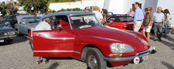 Desde las 09.00 horas el paseo de Blas Infante acogió la concentración de coches clásicos. // CharryTV