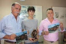 El delegado de Ganadería, Manuel López, ha hecho entrega del trofeo al joven rondeño.  // CharryTV