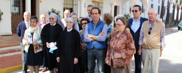 Tejada, en el centro, junto a varias Hermanitas de los Pobres y un grupo de voluntarios. // CharryTV