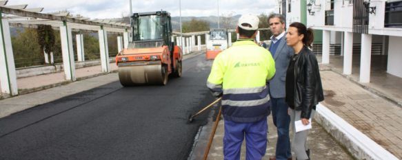 El Ayuntamiento destina 90.000 euros a un programa de asfaltado de calles, La actuación comprende el arreglo de 15.000 metros cuadrados en distintas zonas de la ciudad y se enmarca dentro del programa ‘Reestrena tu barrio’, 12 Nov 2014 - 19:48