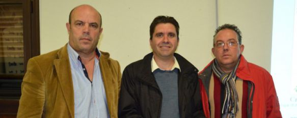 De izquierda a derecha: Faustino Peralta, redactor del proyecto David Fernández, alcalde de Júzcar Pedro Godino, presidente ARUVIRO. // CharryTV