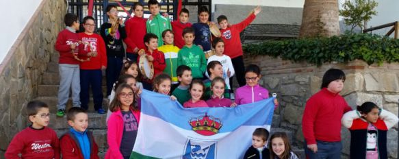 Los alumnos del colegio de Serrato celebrabran la segregación a las puertas del centro. // CharryTV