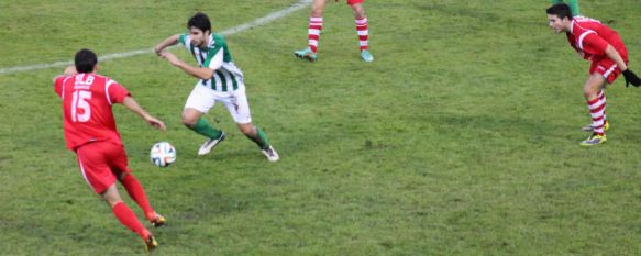 El conjunto blanco derrochó mucha intensidad y contuvo con éxito las acometidas del Antequera CF. // CharryTV