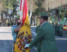 El nuevo Coronel Jefe junto a la bandera de España. // CharryTV
