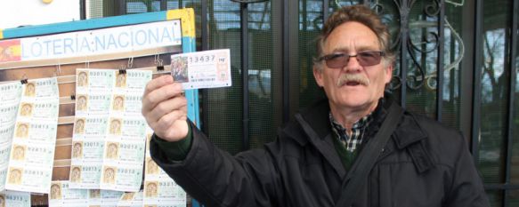 Salvador Melgar ha vendido en la calle Espinel entre 40 y 50 décimos del Gordo. // Manolo Guerrero