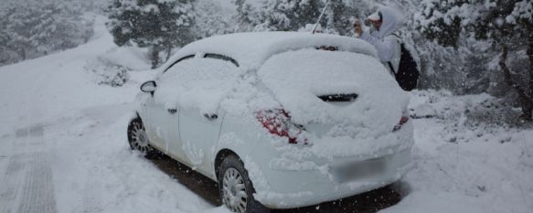 La primera nevada del año deja varias carreteras cortadas en Ronda, Unos setenta vehículos han permanecido atrapados durante buena parte de la tarde en la Sierra de las Nieves y la carretera de San Pedro, 20 Jan 2015 - 20:18