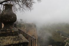 La niebla ha cubierto durante la jornada los cielos de la Serranía. // CharryTV