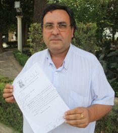 El presidente del C.D. Ronda, Fermín Villodres, muestra orgulloso el documento.  // Manuel Guerrero