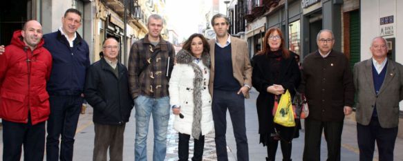 Ponen en marcha una campaña para incentivar las compras de rebajas en comercios rondeños, Se han colocado diez carteles publicitarios en los que rostros de conocidos de la ciudad animan a acudir a los establecimientos locales, 28 Jan 2015 - 19:39