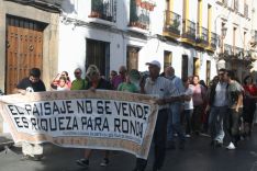 Un centenar de rondeños se ha concentrado para tratar de evitar la construcción de una urbanización en la Casa Rúa. // Maribel Chito