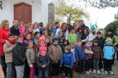 Los alumnos de ambos colegios han detenido por un rato sus clases para vivir un día histórico. // CharryTV