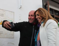 Muchos vecinos de Serrato y Montecorto han querido inmortalizar la visita de Díaz. // CharryTV