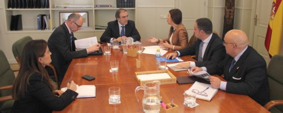 Imagen de la reunión mantenida entre la alcaldesa de Ronda, María de la Paz Fernández, y el secretario general de Infraestructuras del Ministerio de Fomento, Manuel Niño. // CharryTV